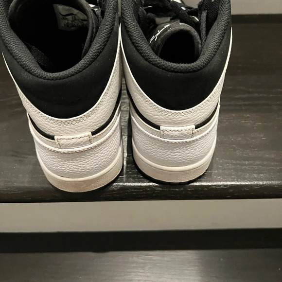 AIR JORDAN 1 retro mid ‘Tuxedo’ - Picture 6 of 15